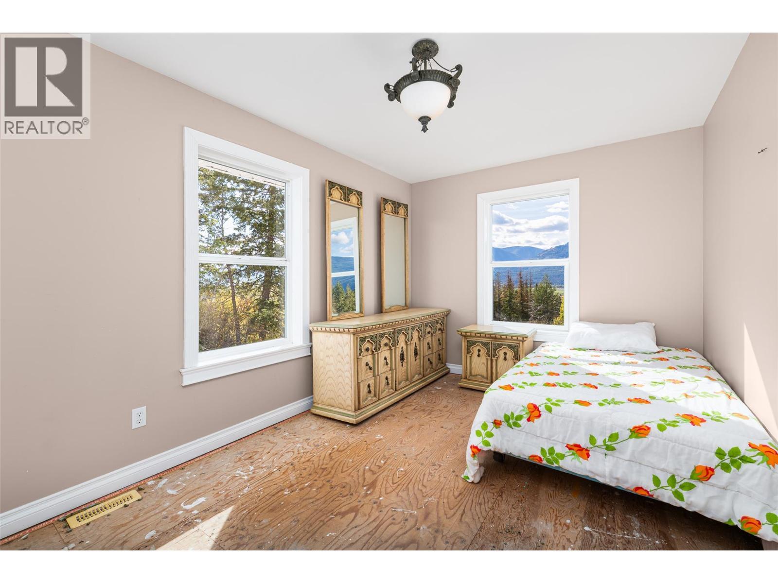 5662 3A Highway, Wynndel, BC - Indoor Photo Showing Bedroom