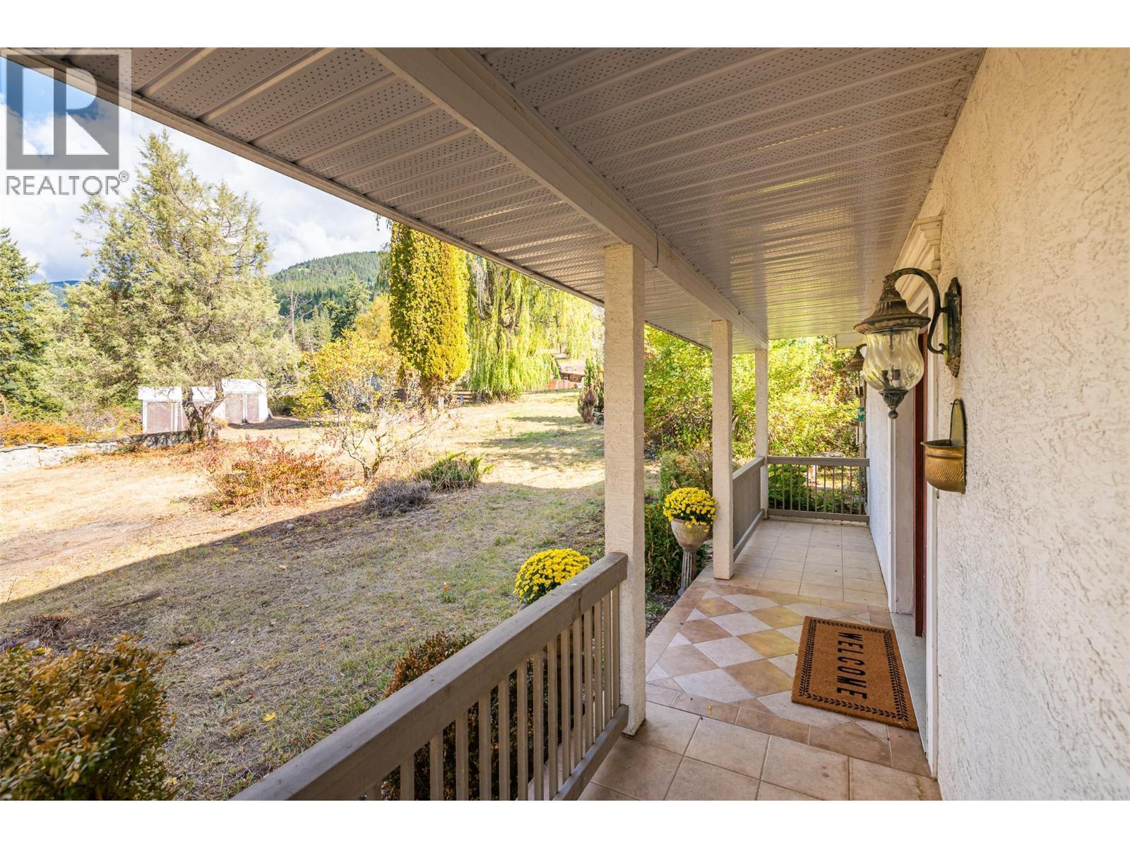 5662 3A Highway, Wynndel, BC - Outdoor With Exterior