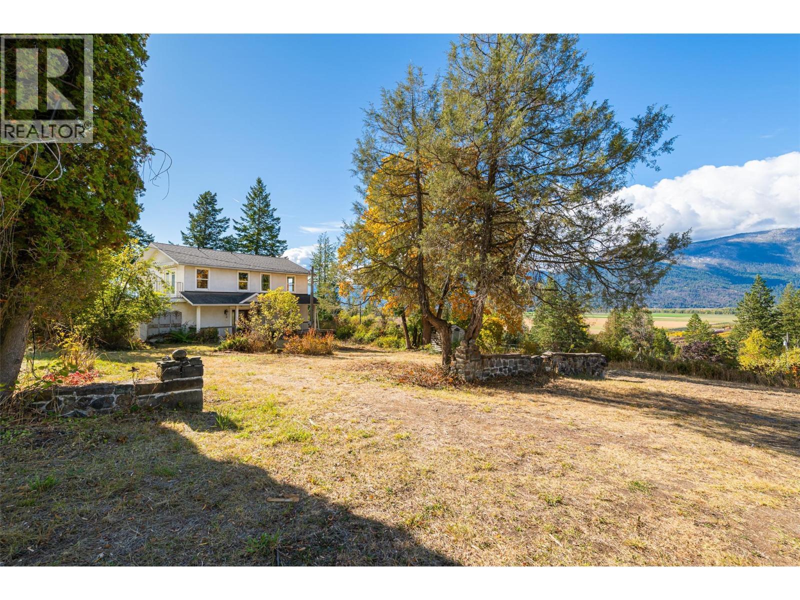 5662 3A Highway, Wynndel, BC - Outdoor
