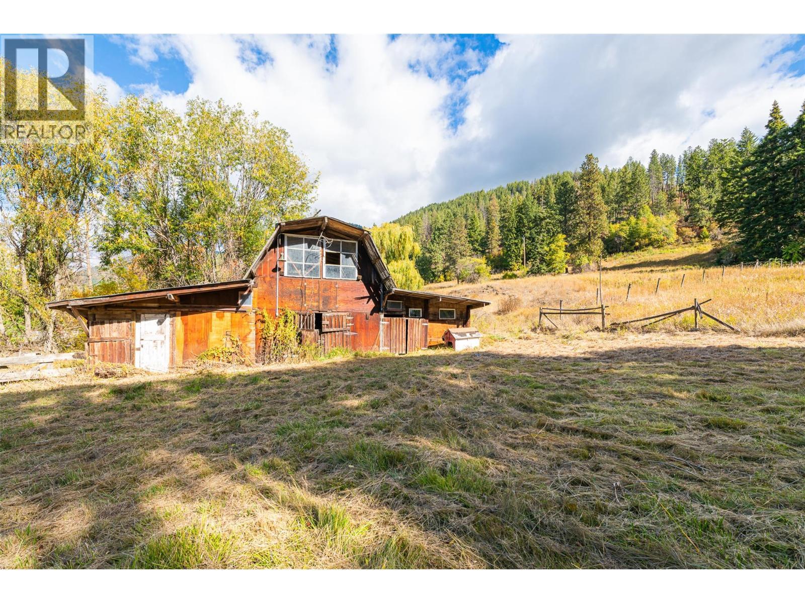 5662 3A Highway, Wynndel, BC - Outdoor