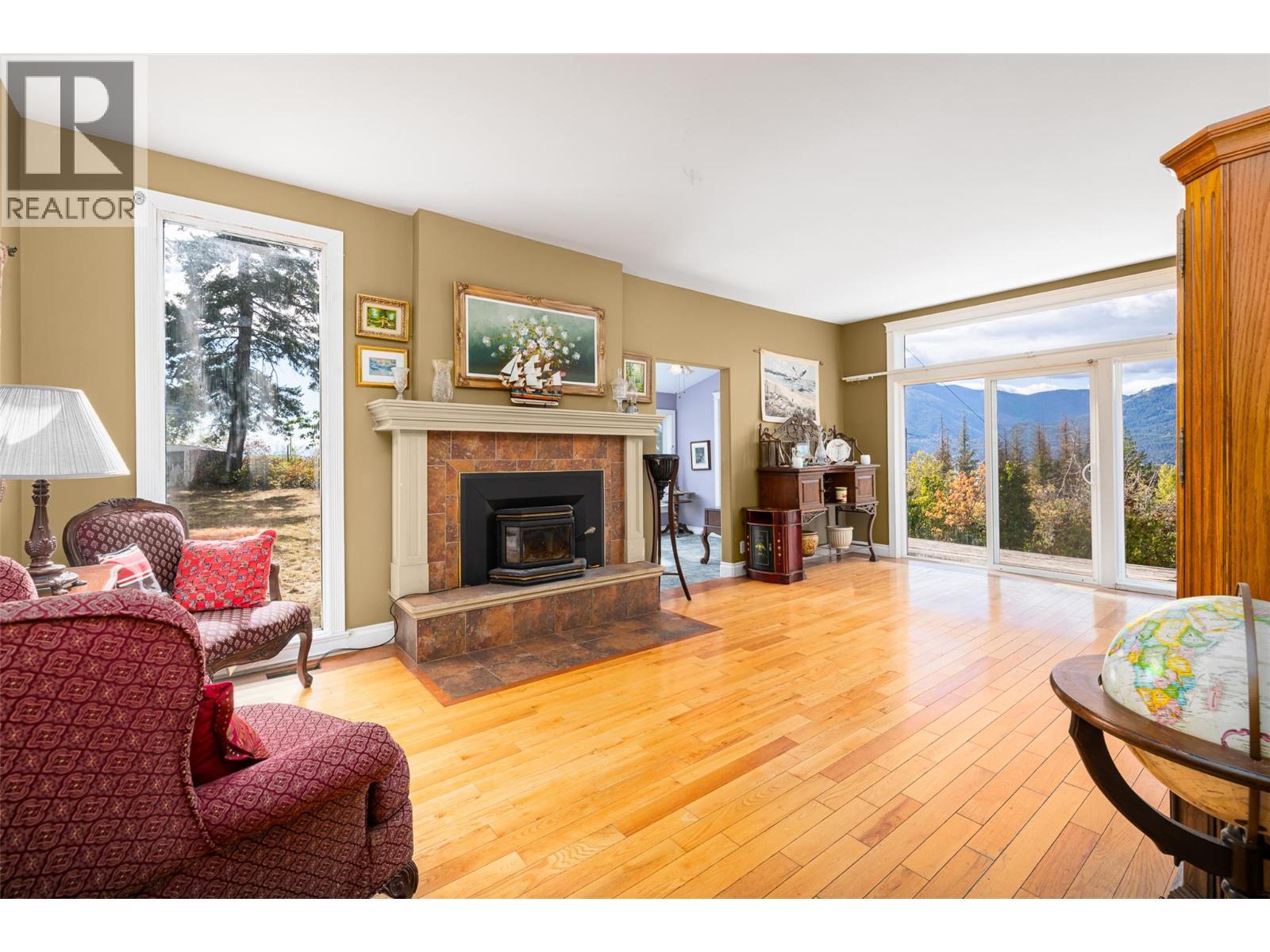 5662 3A Highway, Wynndel, BC - Indoor Photo Showing Living Room With Fireplace