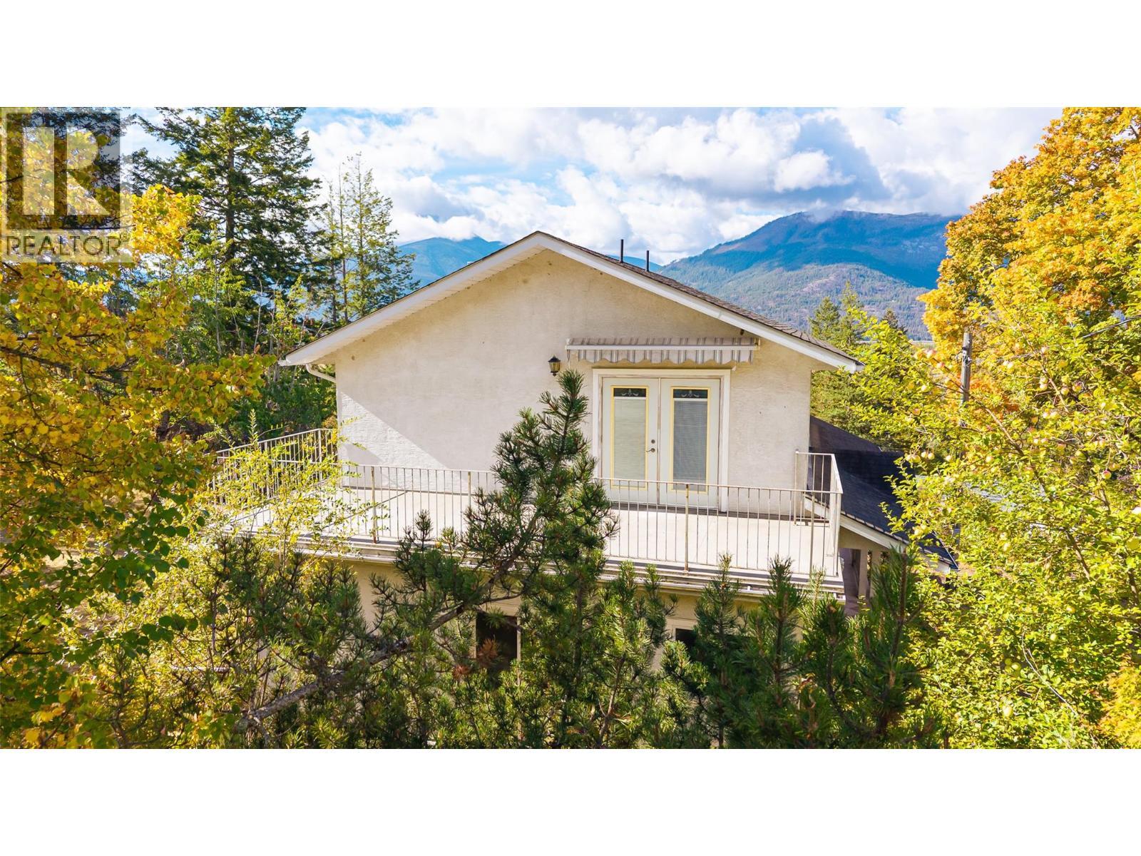 5662 3A Highway, Wynndel, BC - Outdoor