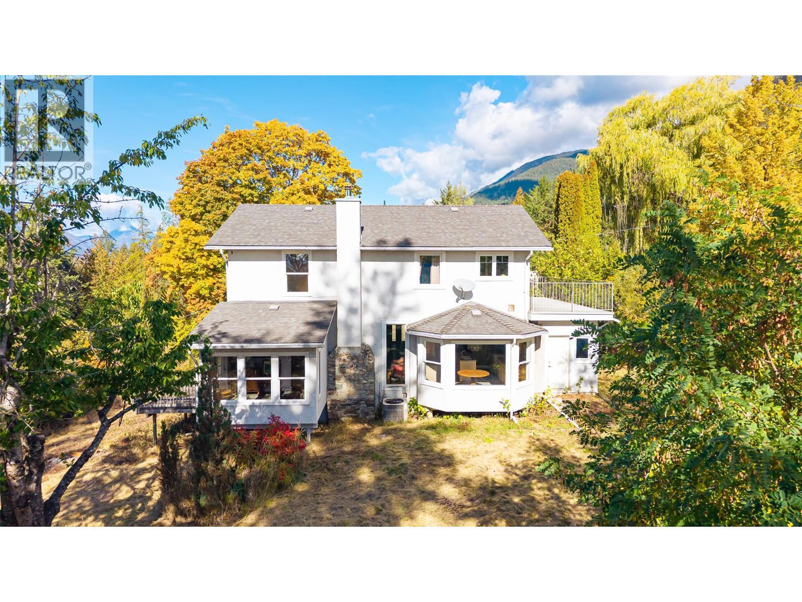 5662 3A Highway, Wynndel, BC - Outdoor