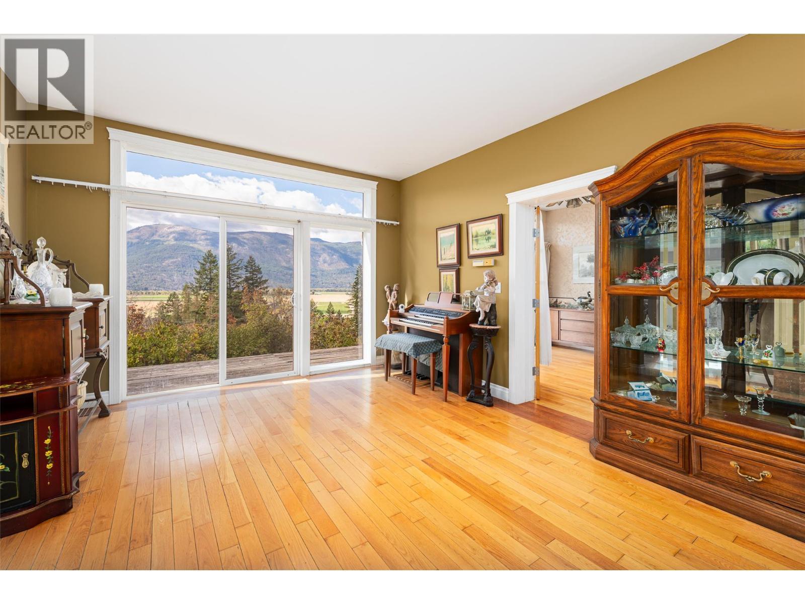 5662 3A Highway, Wynndel, BC - Indoor