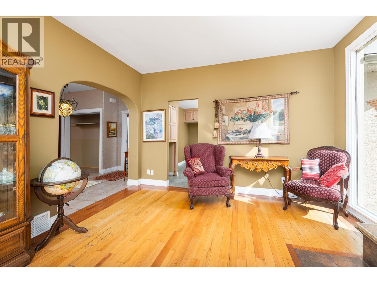 5662 3A Highway, Wynndel, BC - Indoor Photo Showing Living Room