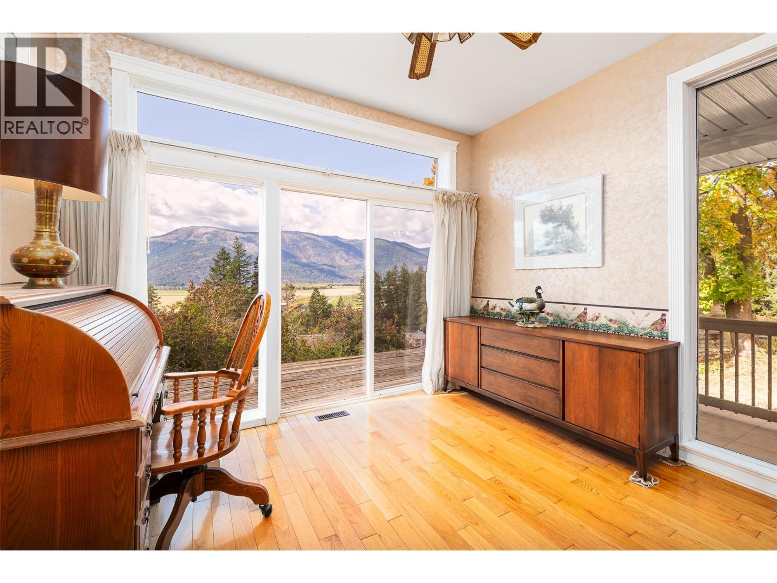 5662 3A Highway, Wynndel, BC - Indoor