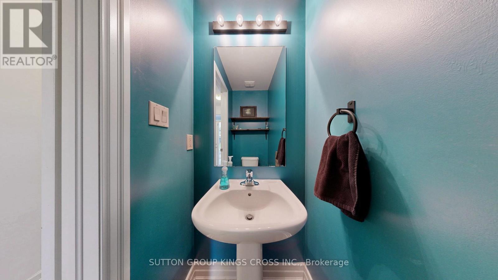 Main Floor Bathroom - 119 Wagner Crescent, Essa, ON - Indoor Photo Showing Bathroom