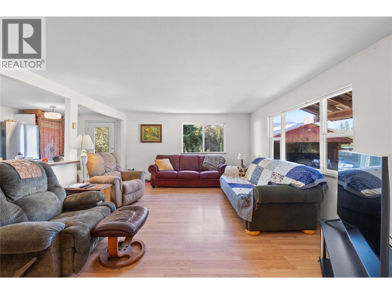 1168 Mallory Road Se, Enderby, BC - Indoor Photo Showing Living Room