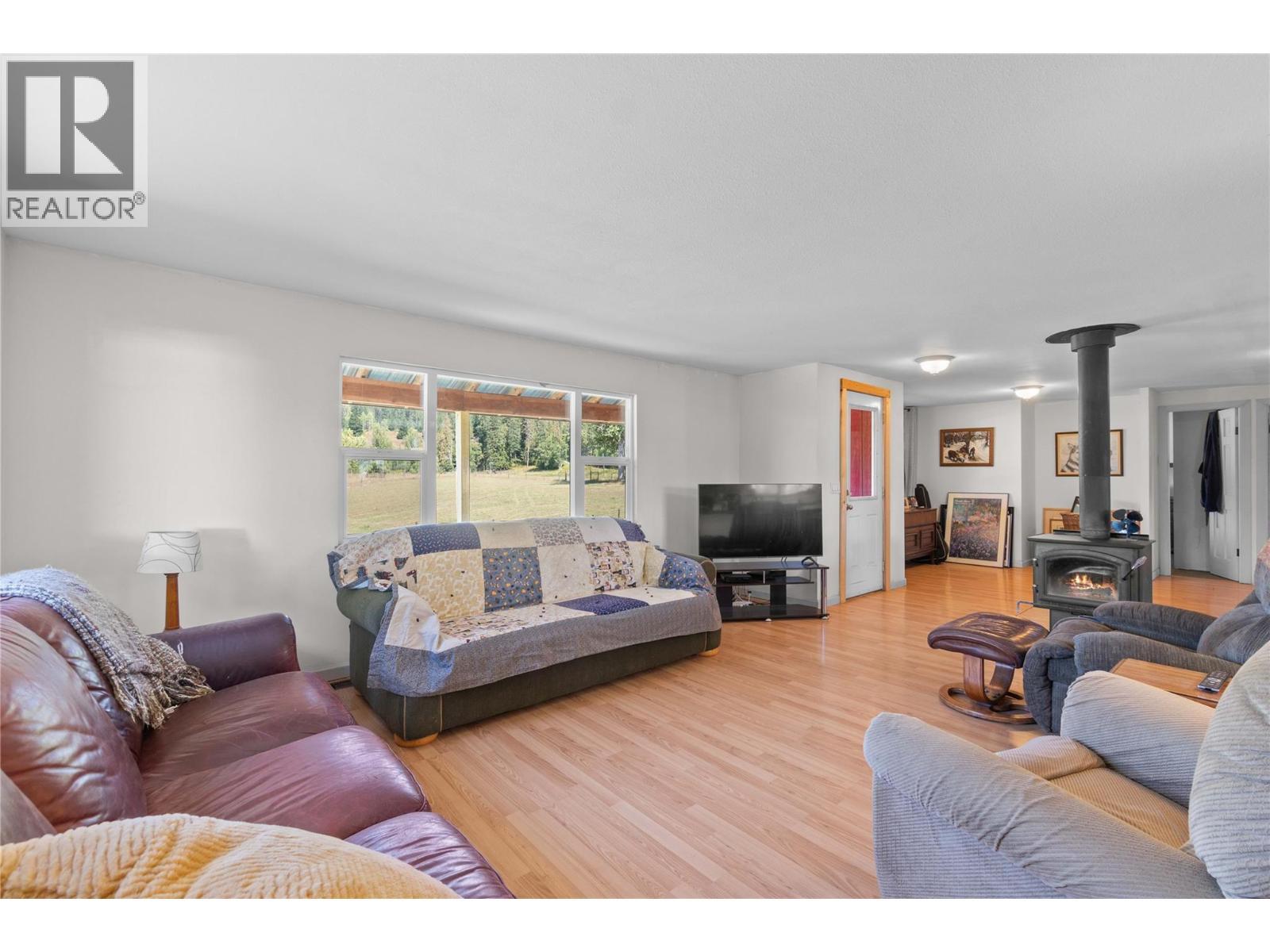 1168 Mallory Road Se, Enderby, BC - Indoor Photo Showing Living Room