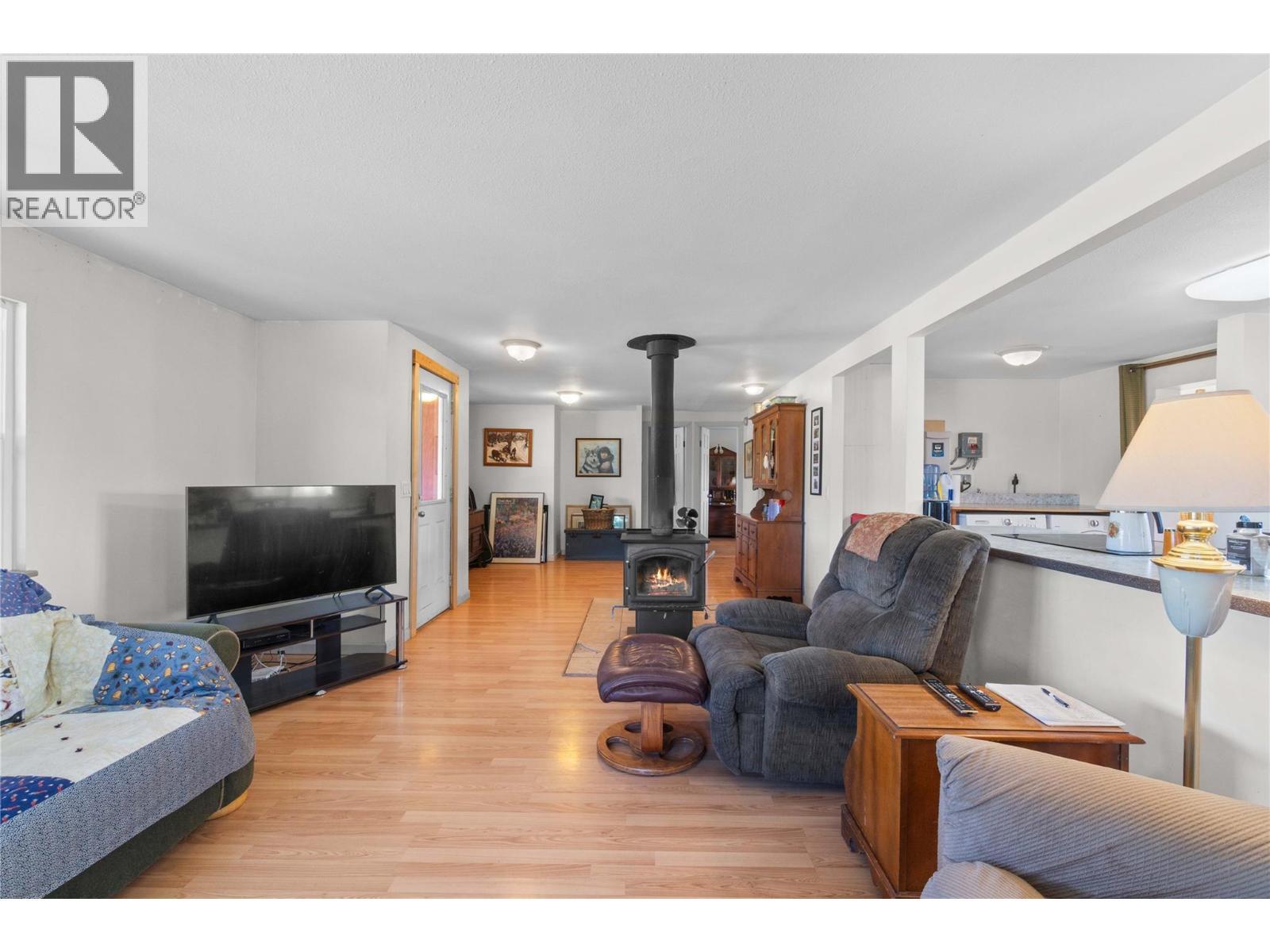 1168 Mallory Road Se, Enderby, BC - Indoor Photo Showing Living Room