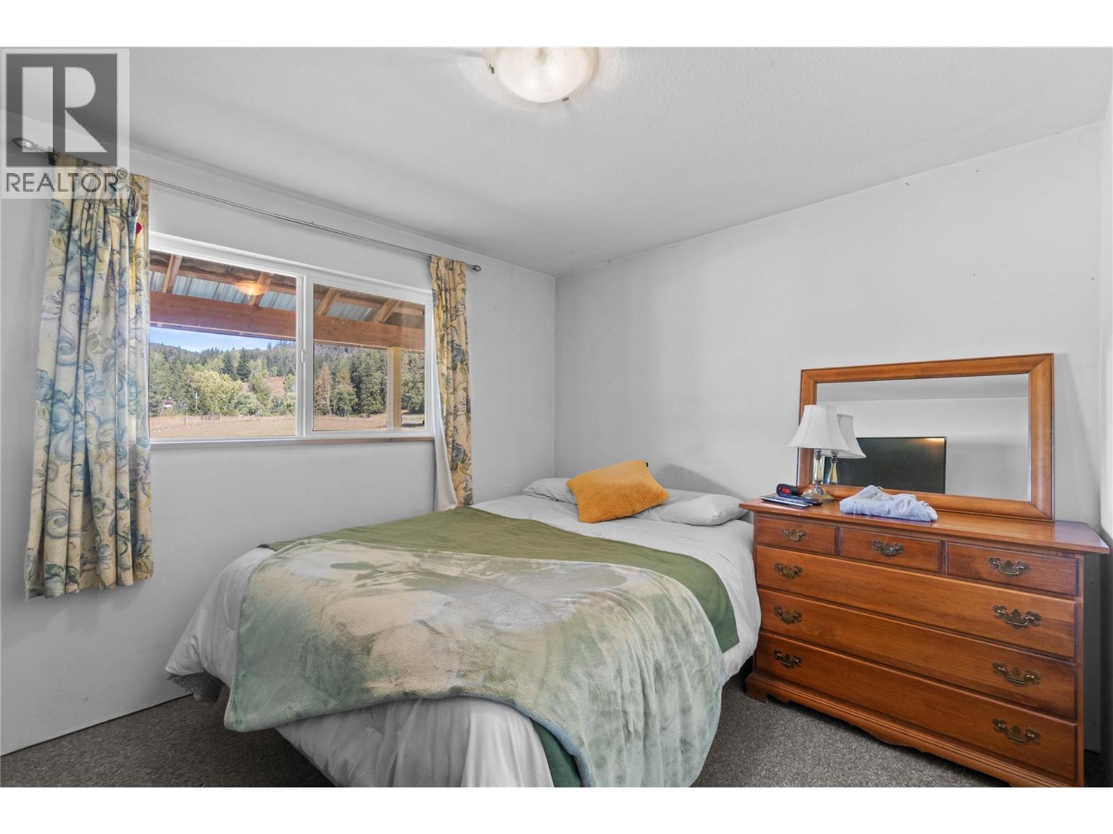 1168 Mallory Road Se, Enderby, BC - Indoor Photo Showing Bedroom