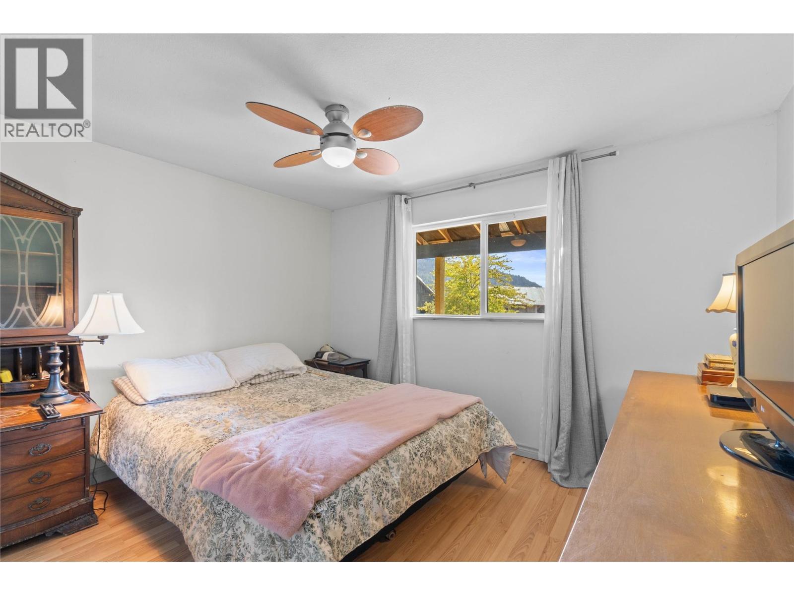 1168 Mallory Road Se, Enderby, BC - Indoor Photo Showing Bedroom