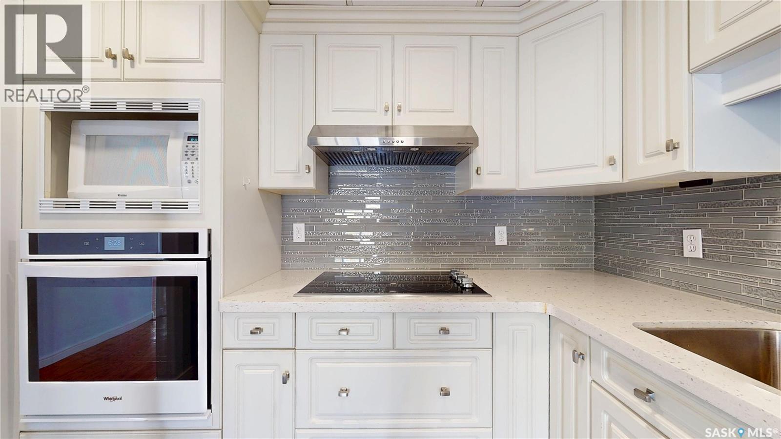 212 2050 College Avenue, Regina, SK - Indoor Photo Showing Kitchen