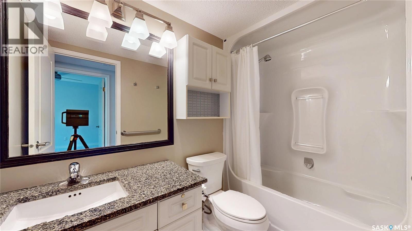 212 2050 College Avenue, Regina, SK - Indoor Photo Showing Bathroom