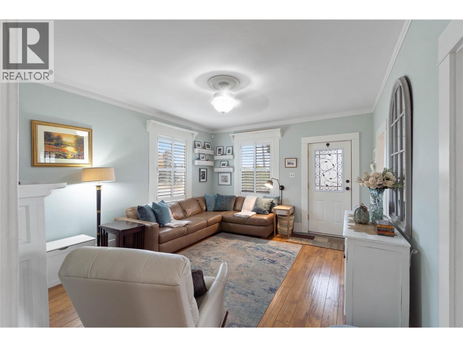 905 Munro Street, Kamloops, BC - Indoor Photo Showing Living Room