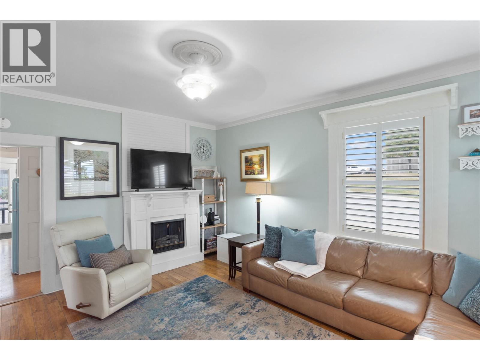 905 Munro Street, Kamloops, BC - Indoor Photo Showing Living Room With Fireplace