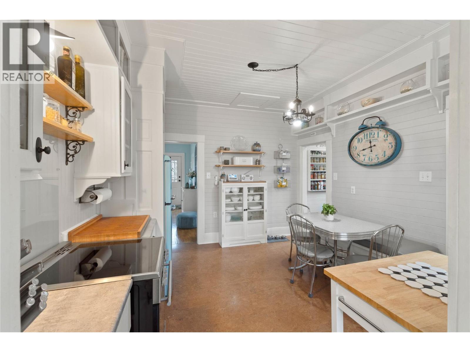 Eat-In Kitchen - 905 Munro Street, Kamloops, BC - Indoor Photo Showing Dining Room