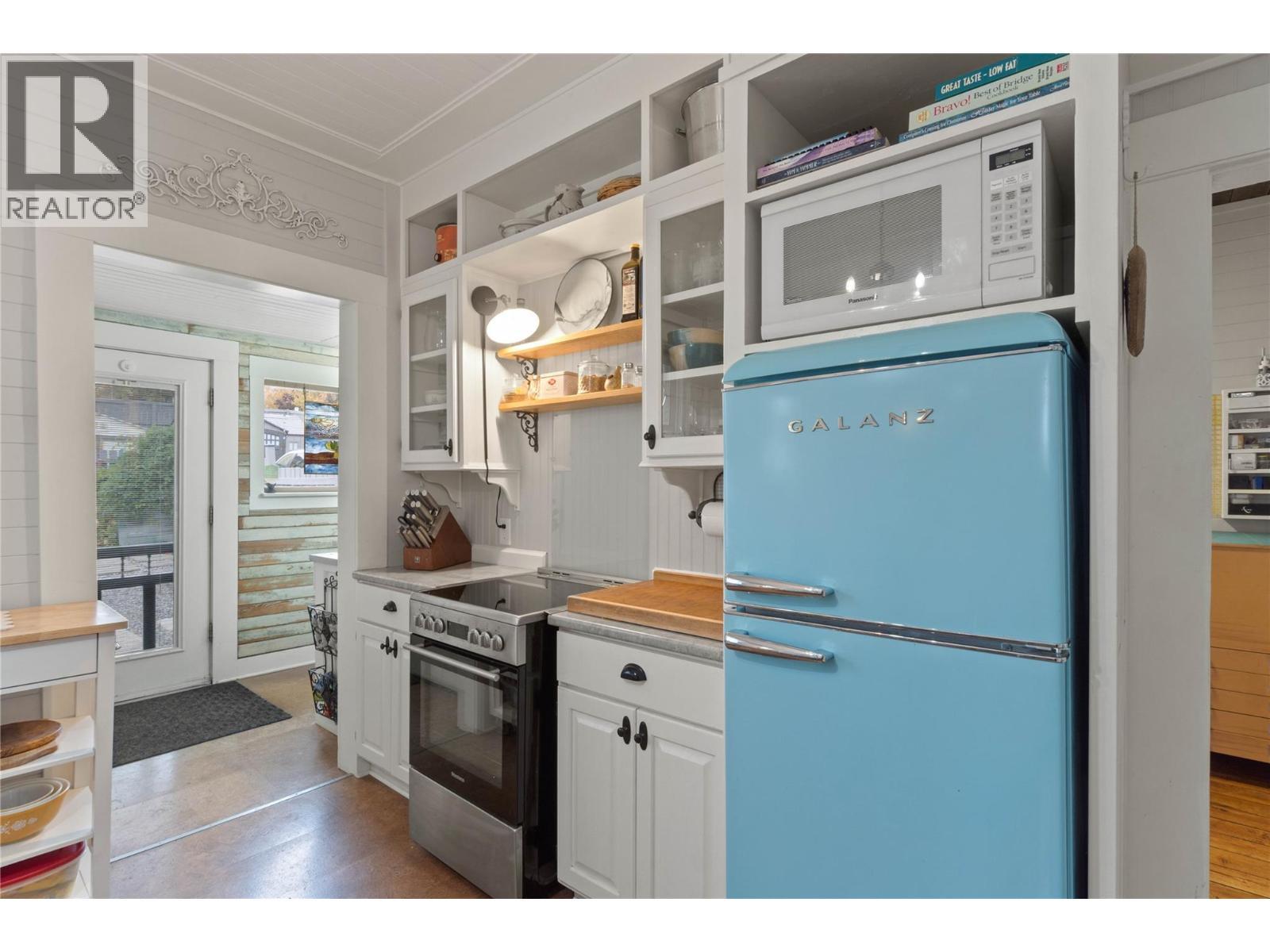 905 Munro Street, Kamloops, BC - Indoor Photo Showing Kitchen