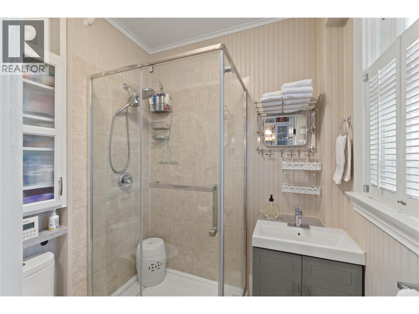 3 Piece Bathroom - 905 Munro Street, Kamloops, BC - Indoor Photo Showing Bathroom