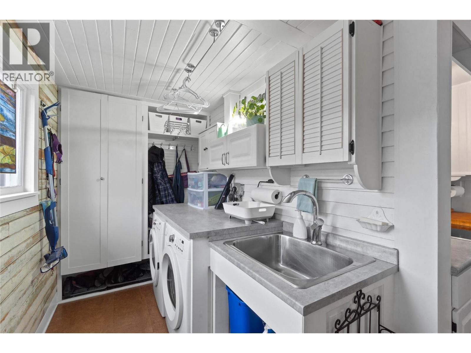 Main Floor Laundry Room - 905 Munro Street, Kamloops, BC - Indoor
