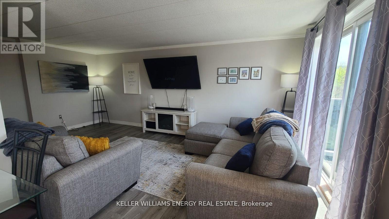 48 - 43 Taunton Road E, Oshawa (Centennial), ON - Indoor Photo Showing Living Room