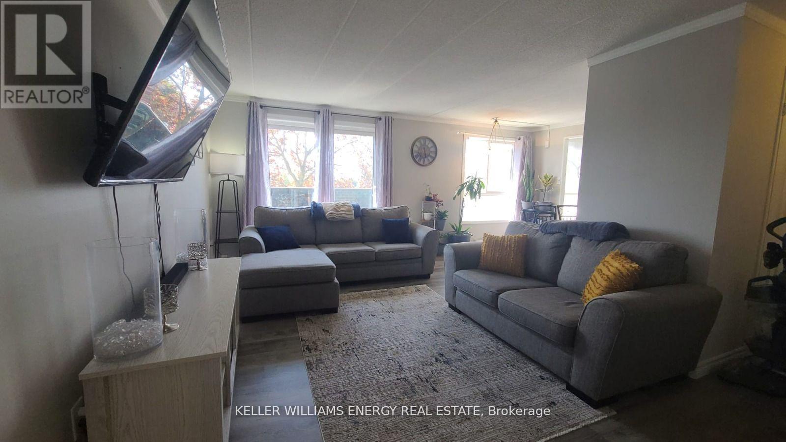 48 - 43 Taunton Road E, Oshawa (Centennial), ON - Indoor Photo Showing Living Room