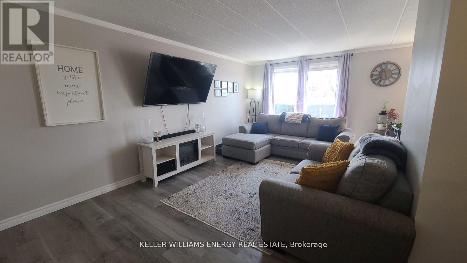 48 - 43 Taunton Road E, Oshawa (Centennial), ON - Indoor Photo Showing Living Room