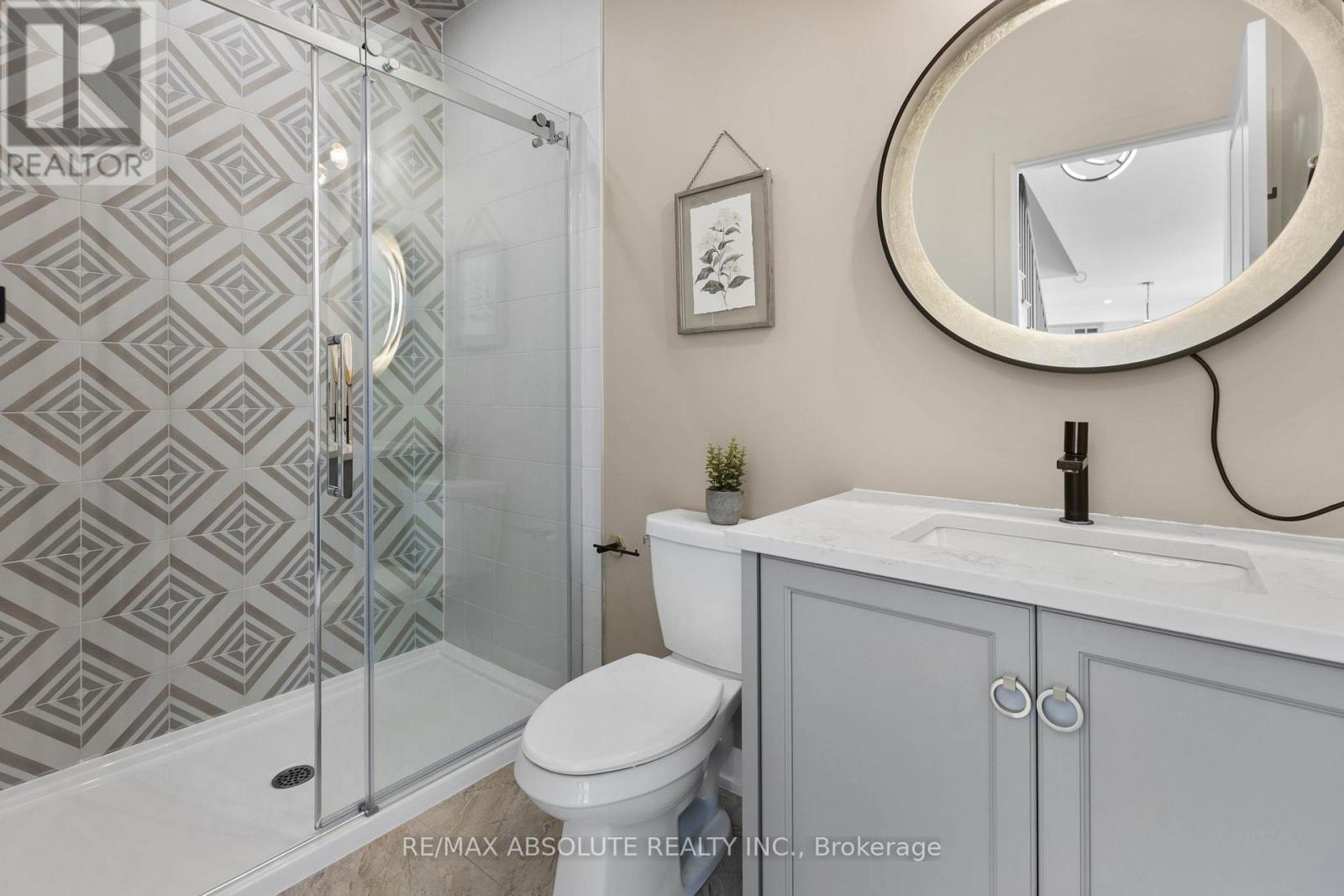 FULL bath on the main floor - 921 Beckton Heights, Ottawa, ON - Indoor Photo Showing Bathroom