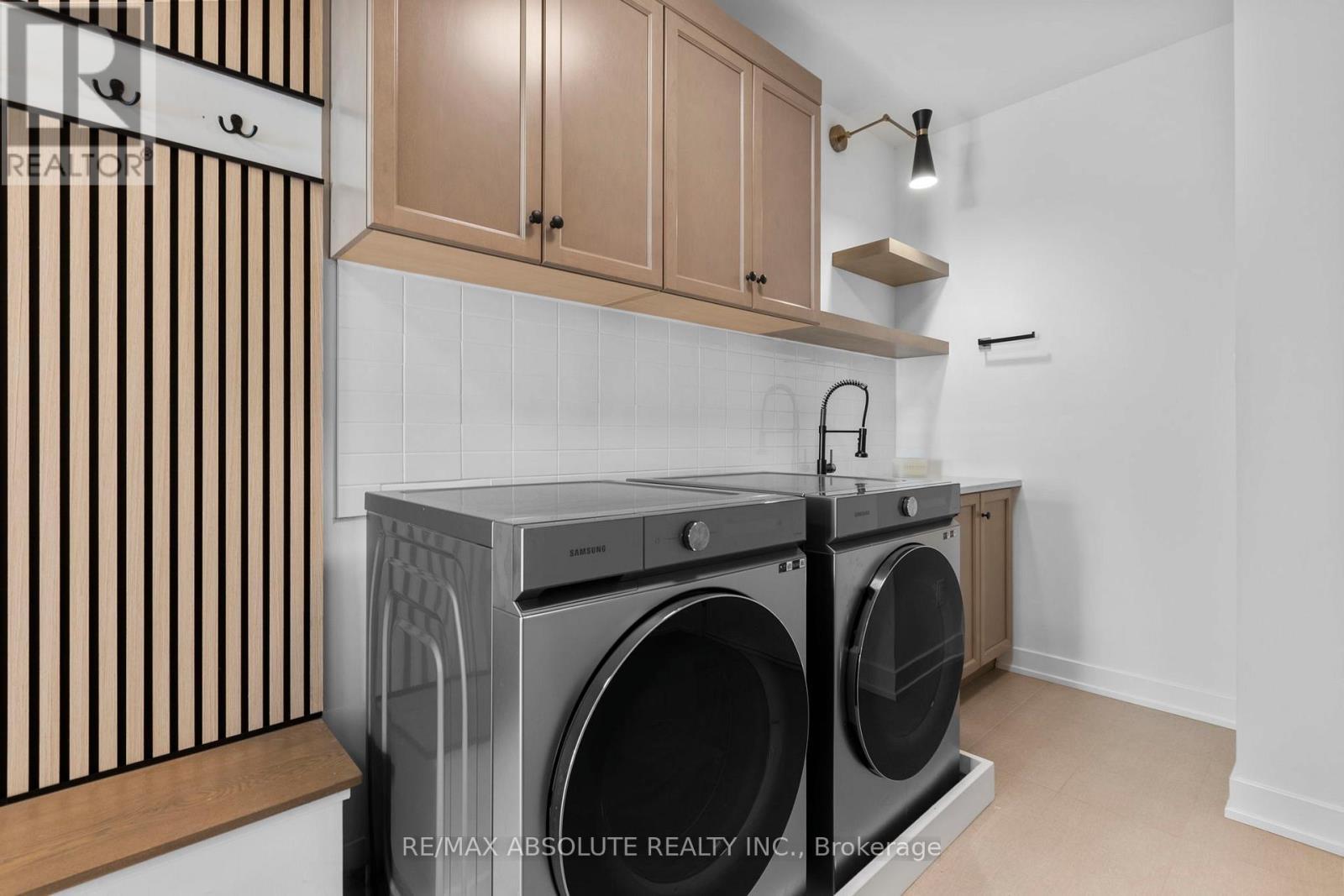 Gorgeous laundry room! - 921 Beckton Heights, Ottawa, ON - Indoor Photo Showing Laundry Room