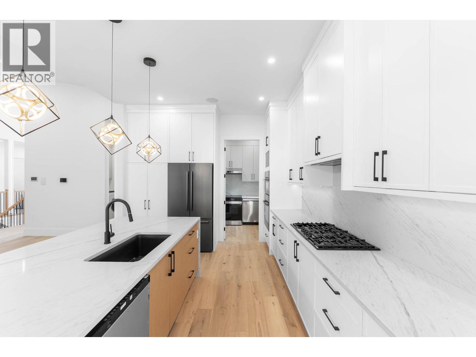 2095 Cortina Drive, Kelowna, BC - Indoor Photo Showing Kitchen With Upgraded Kitchen