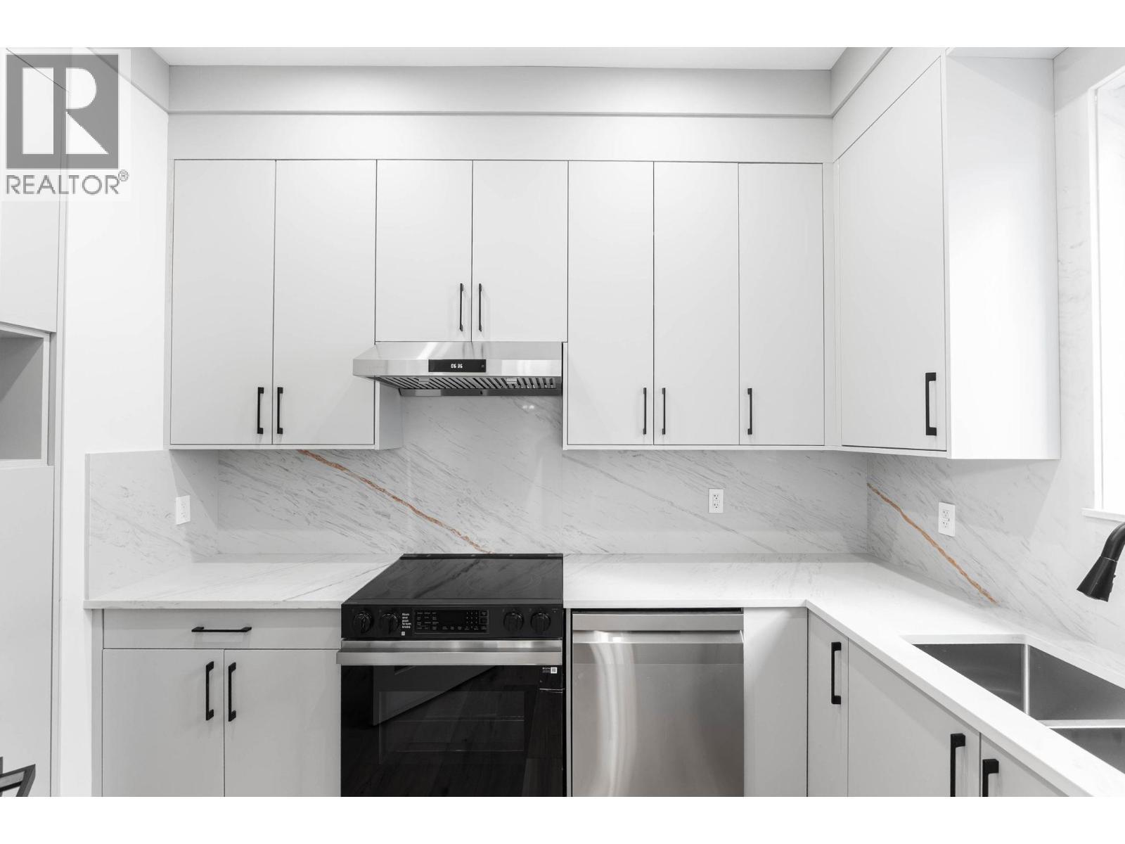 2095 Cortina Drive, Kelowna, BC - Indoor Photo Showing Kitchen