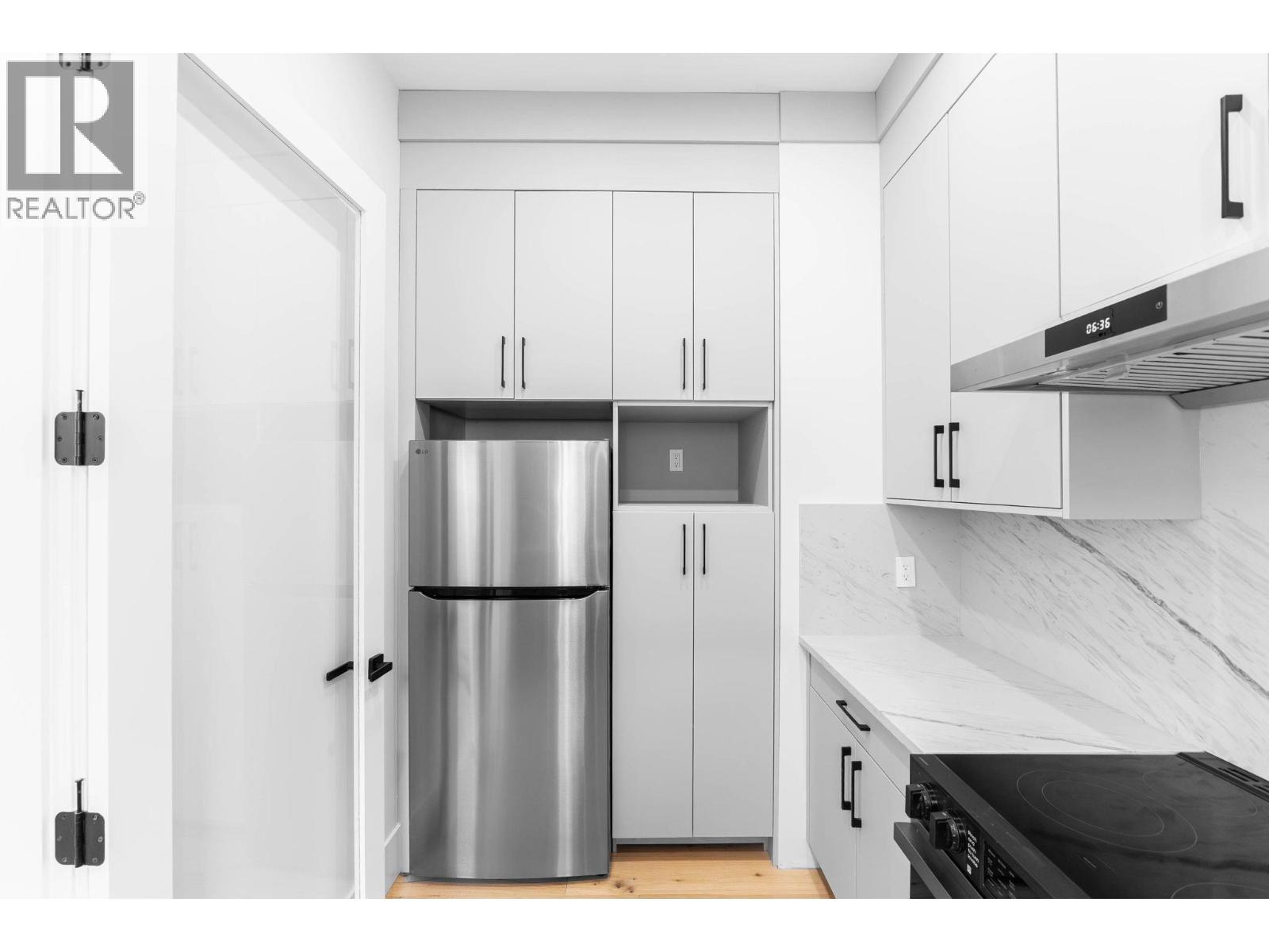 2095 Cortina Drive, Kelowna, BC - Indoor Photo Showing Kitchen