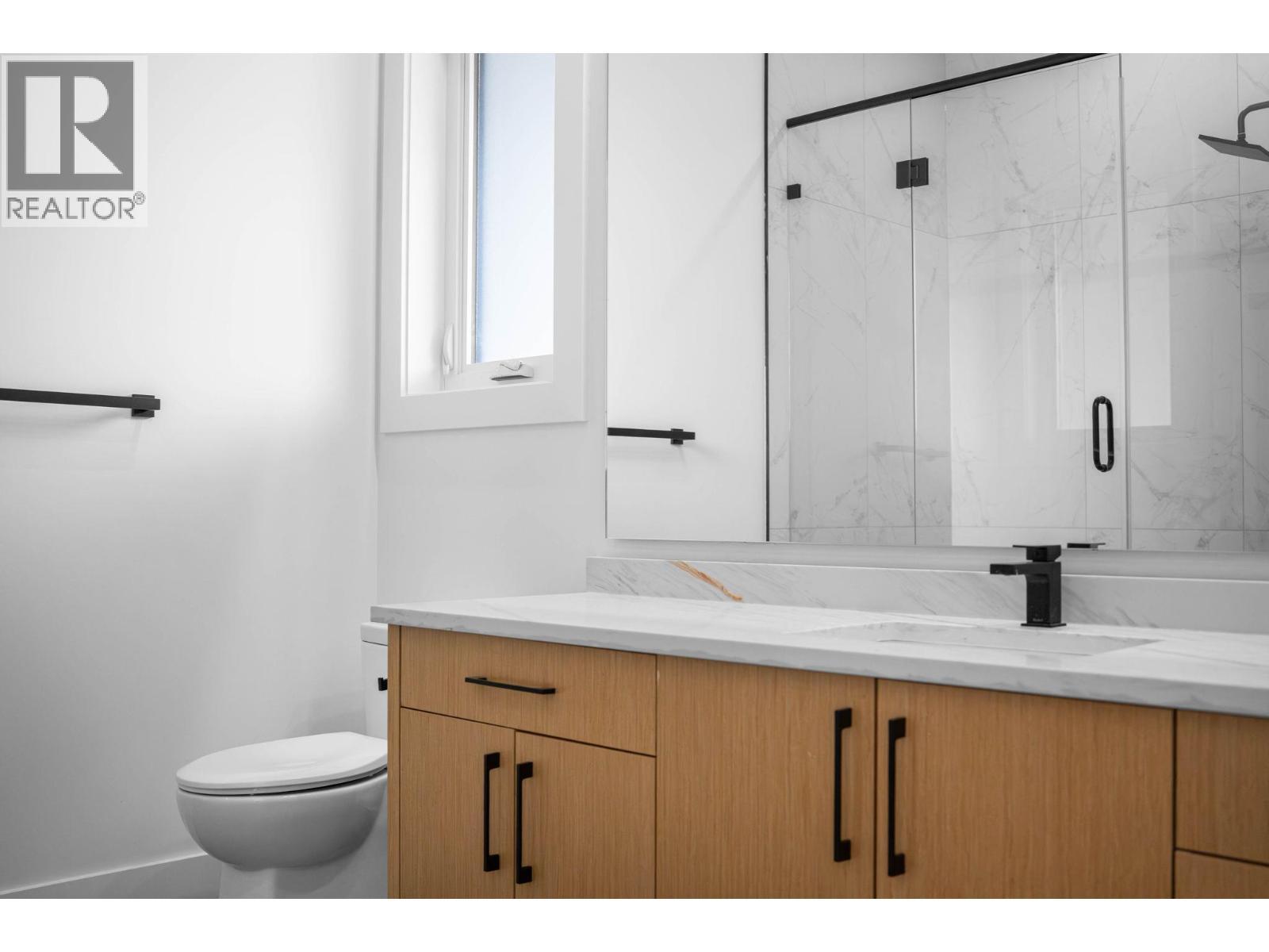 2095 Cortina Drive, Kelowna, BC - Indoor Photo Showing Bathroom