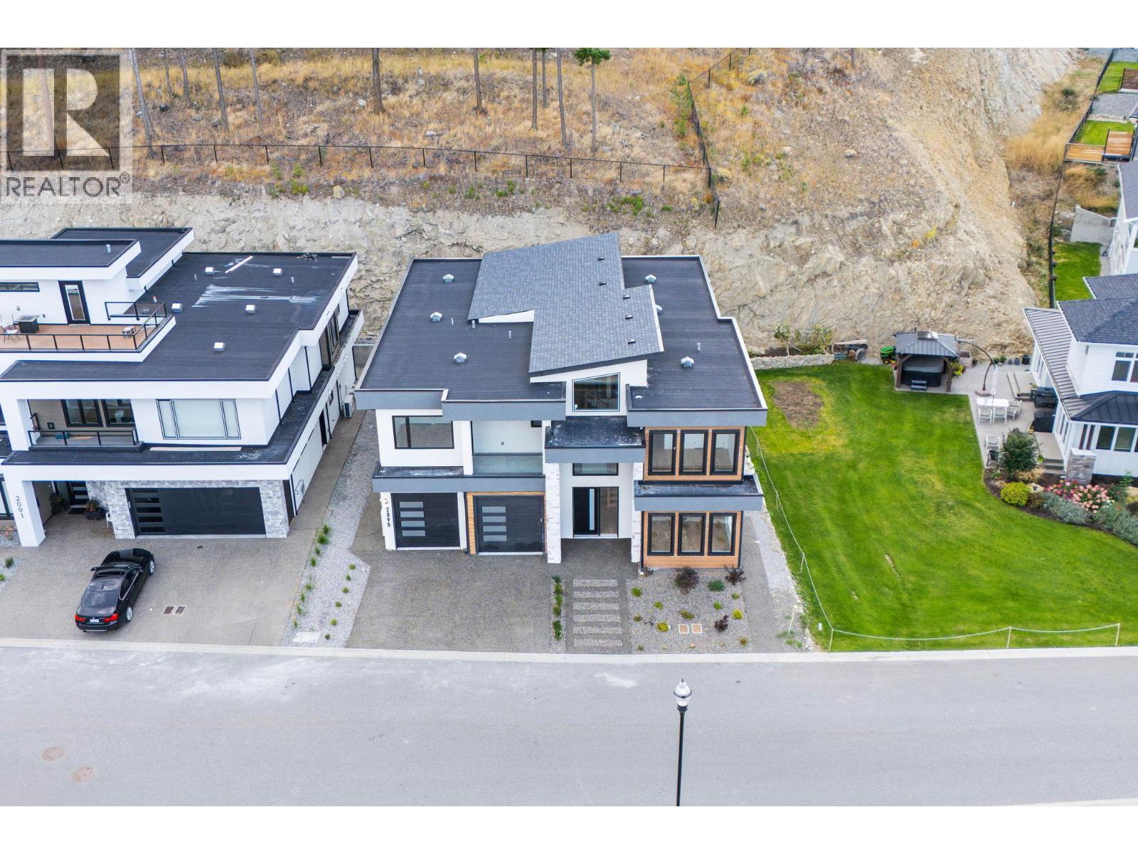 2095 Cortina Drive, Kelowna, BC - Outdoor With Facade