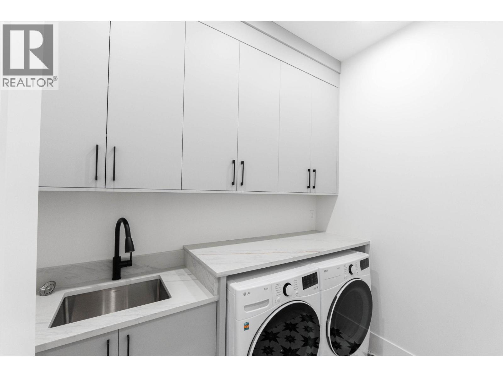 2095 Cortina Drive, Kelowna, BC - Indoor Photo Showing Laundry Room