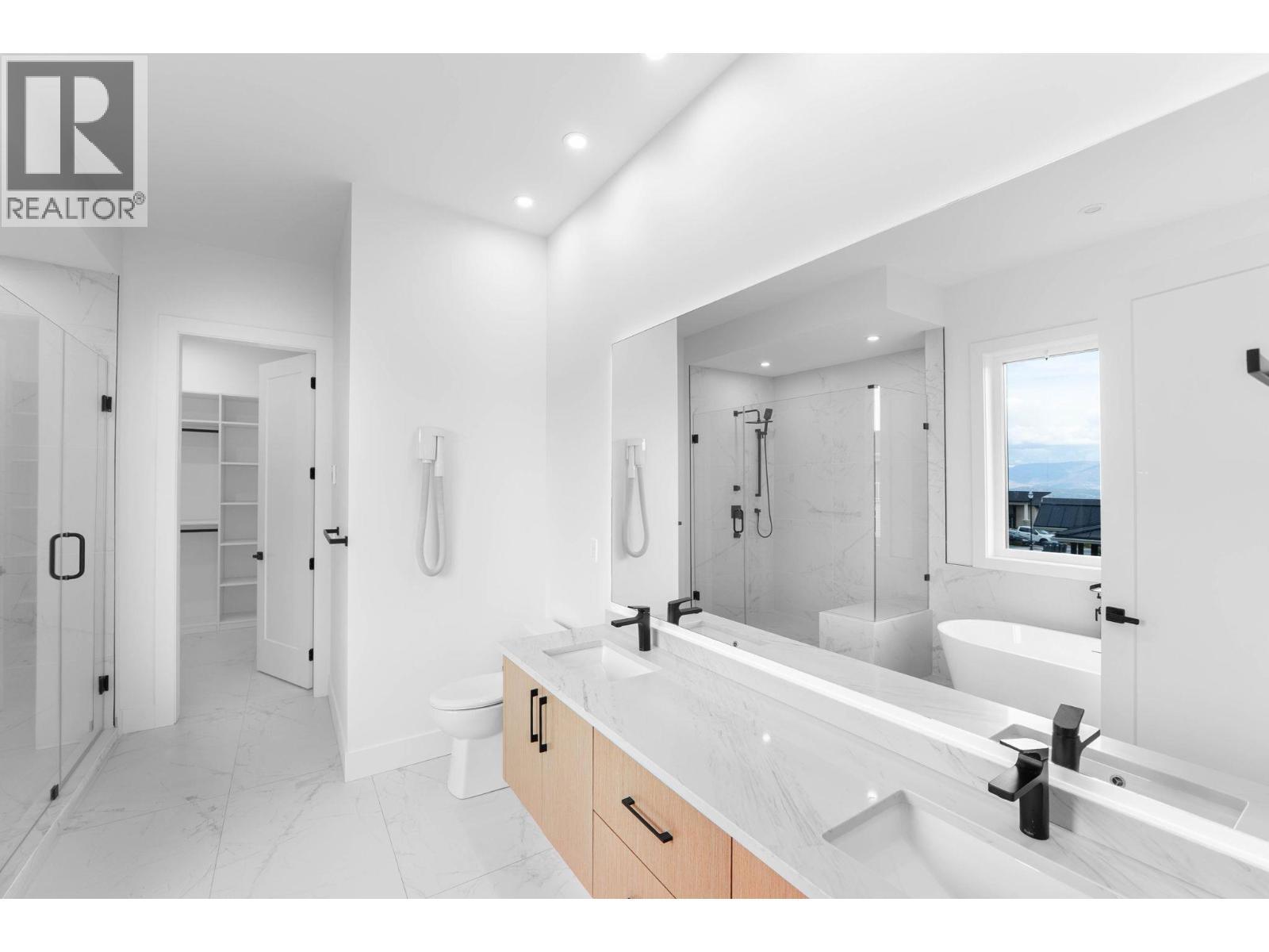 2095 Cortina Drive, Kelowna, BC - Indoor Photo Showing Bathroom