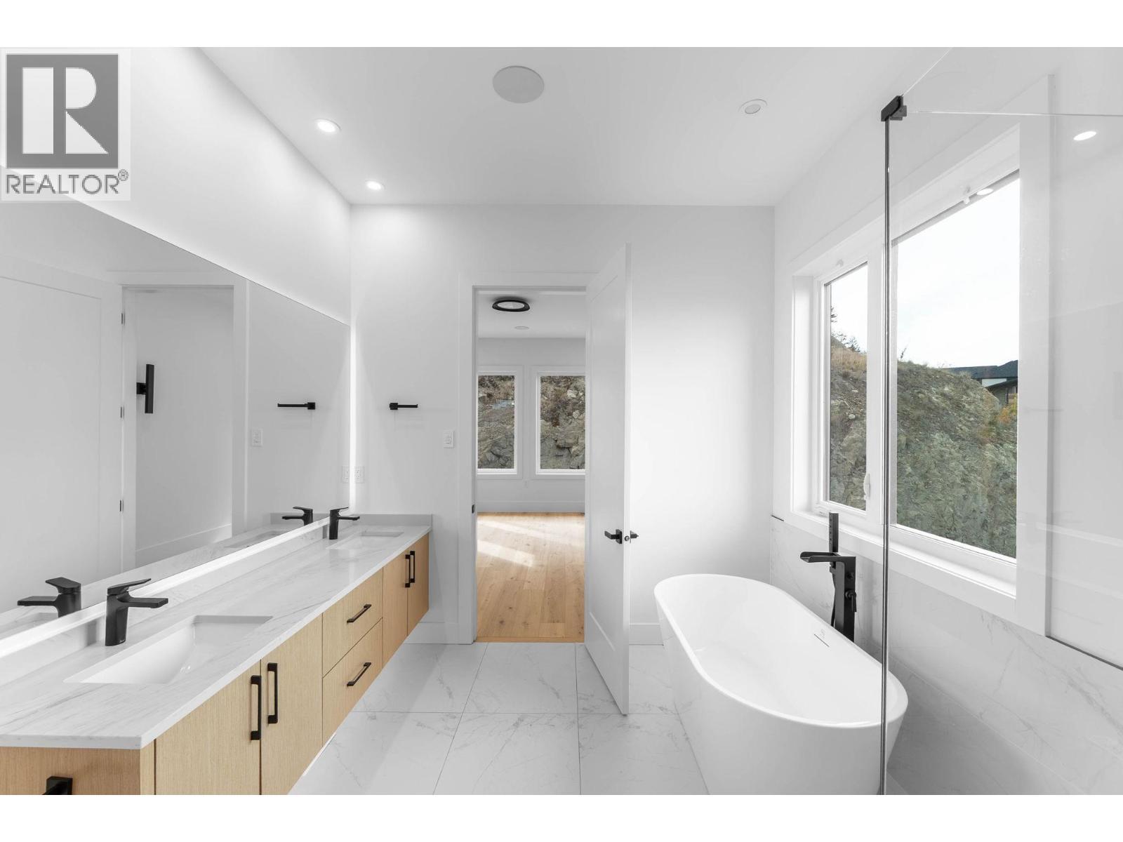 2095 Cortina Drive, Kelowna, BC - Indoor Photo Showing Bathroom