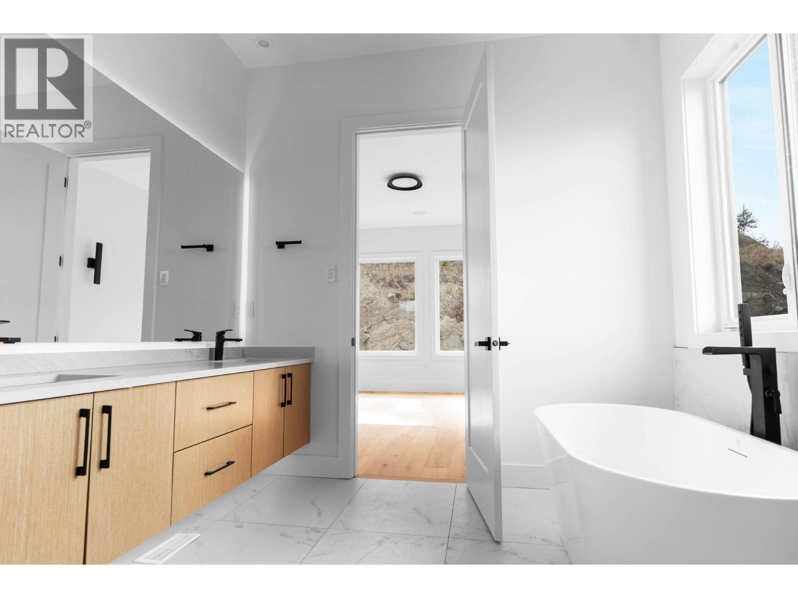 2095 Cortina Drive, Kelowna, BC - Indoor Photo Showing Bathroom