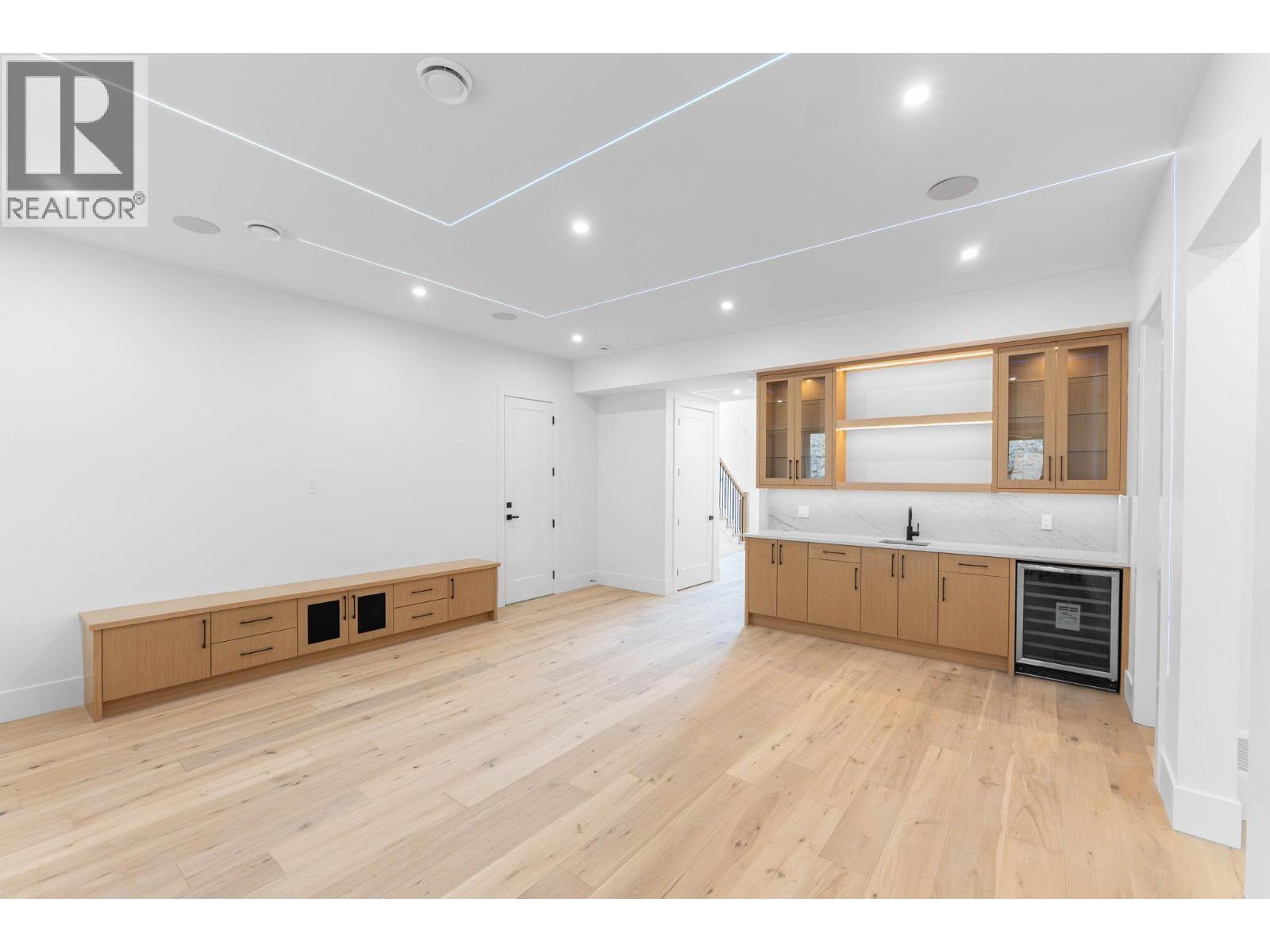 2095 Cortina Drive, Kelowna, BC - Indoor Photo Showing Kitchen