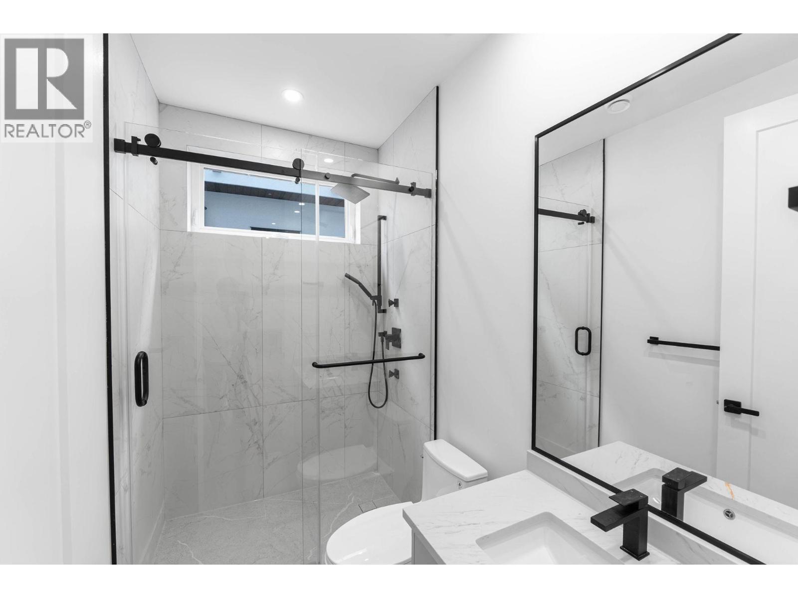 2095 Cortina Drive, Kelowna, BC - Indoor Photo Showing Bathroom