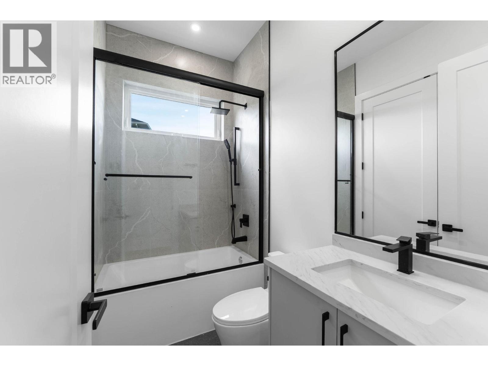 2095 Cortina Drive, Kelowna, BC - Indoor Photo Showing Bathroom