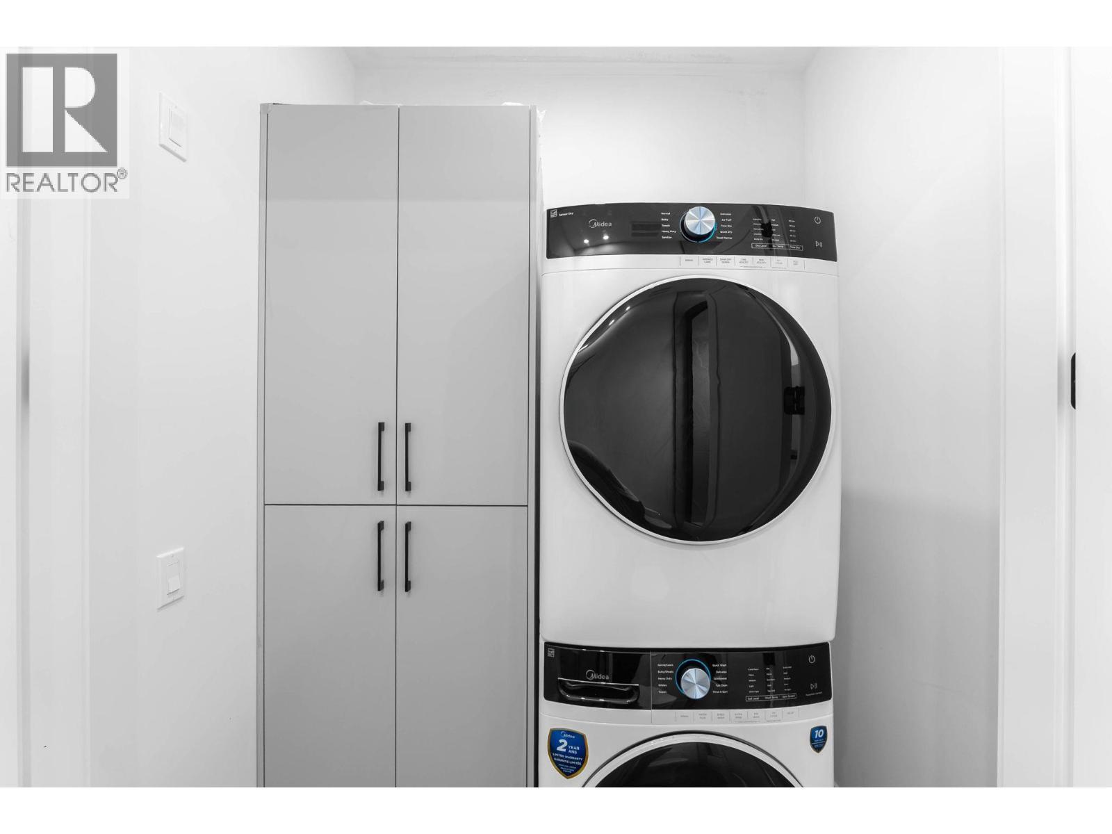 2095 Cortina Drive, Kelowna, BC - Indoor Photo Showing Laundry Room