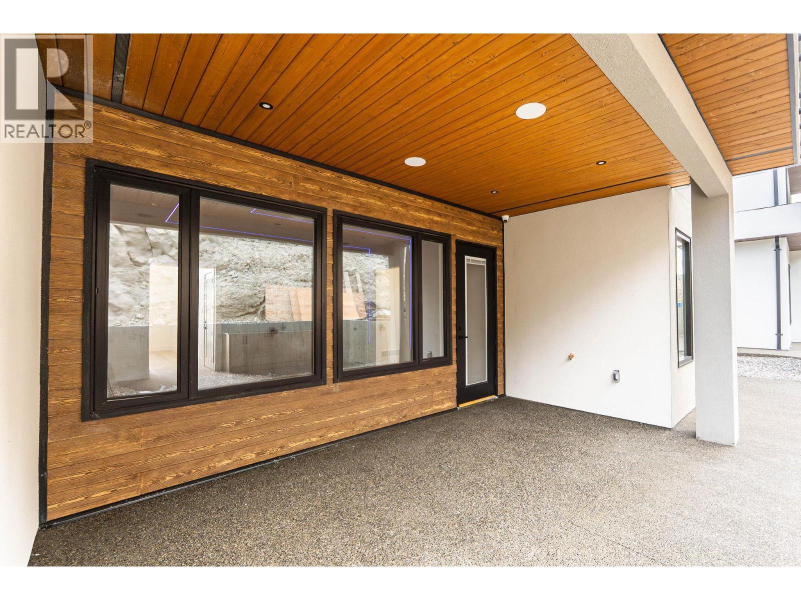 2095 Cortina Drive, Kelowna, BC - Outdoor With Exterior