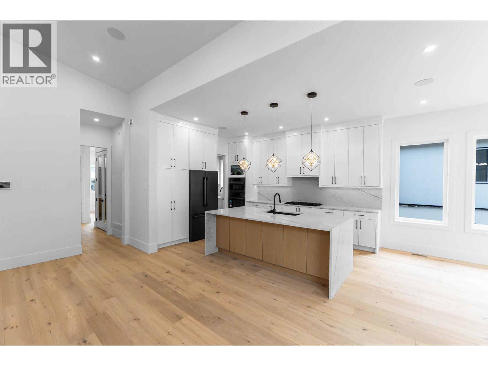 2095 Cortina Drive, Kelowna, BC - Indoor Photo Showing Kitchen