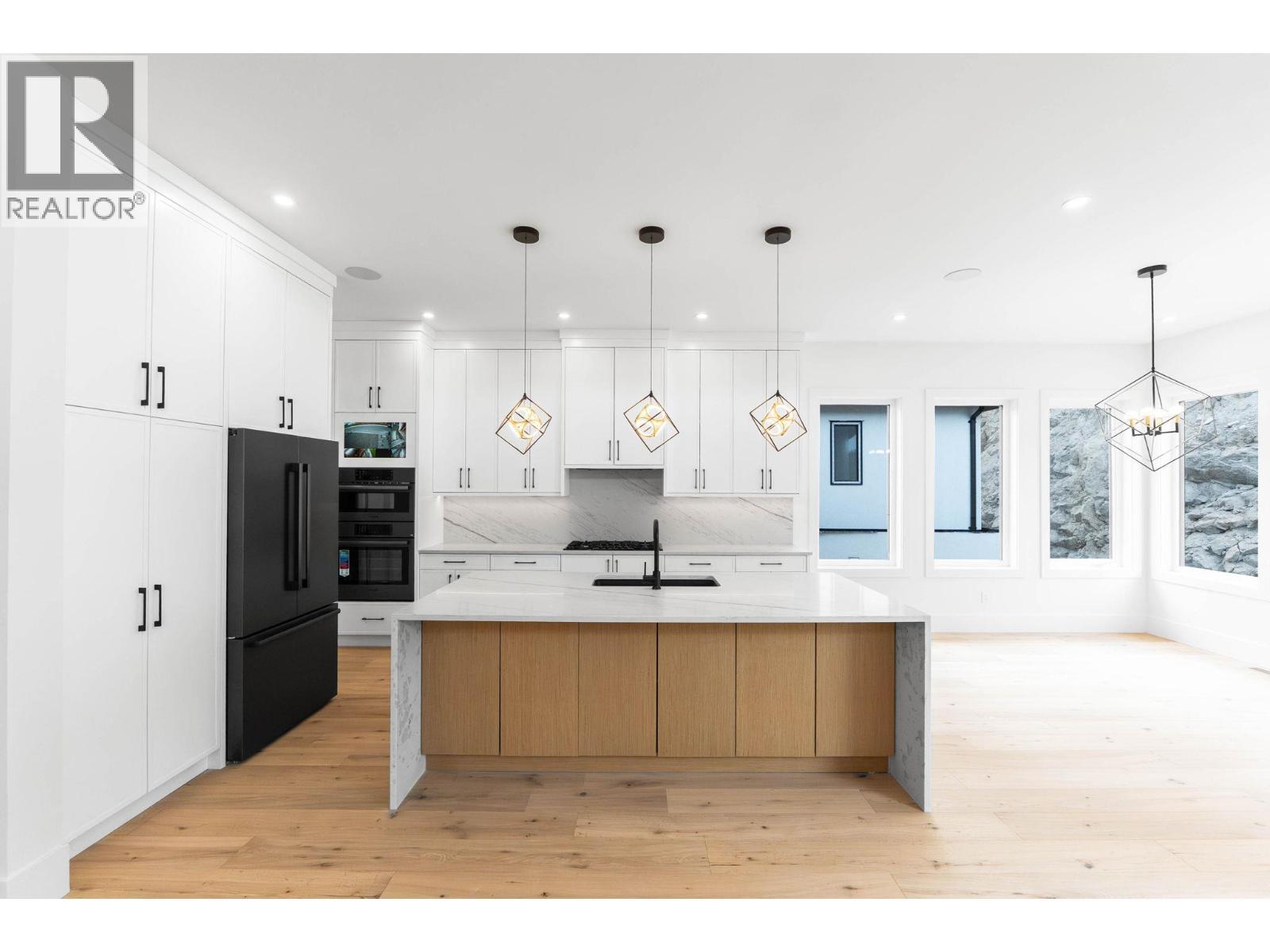 2095 Cortina Drive, Kelowna, BC - Indoor Photo Showing Kitchen