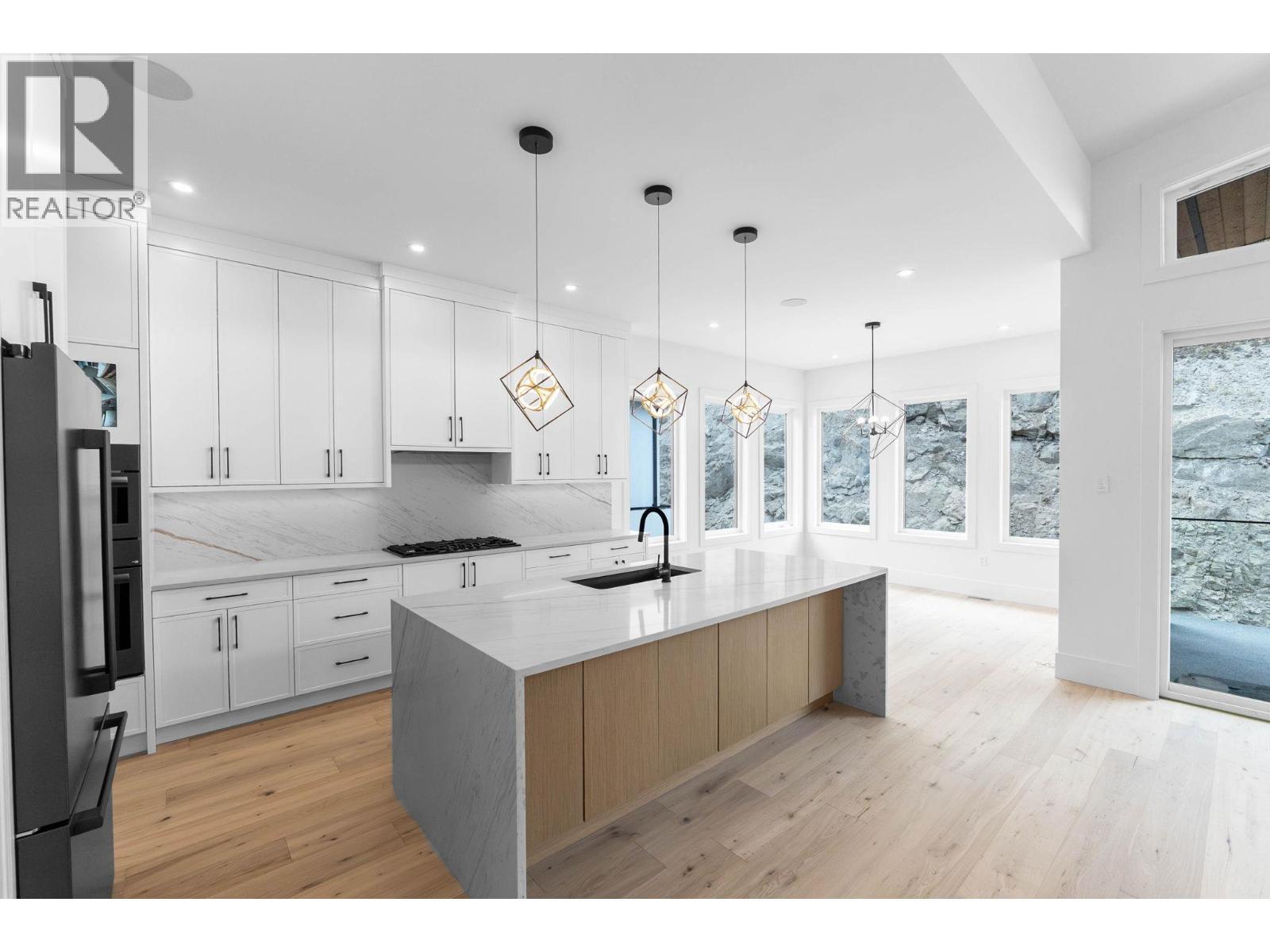 2095 Cortina Drive, Kelowna, BC - Indoor Photo Showing Kitchen With Upgraded Kitchen