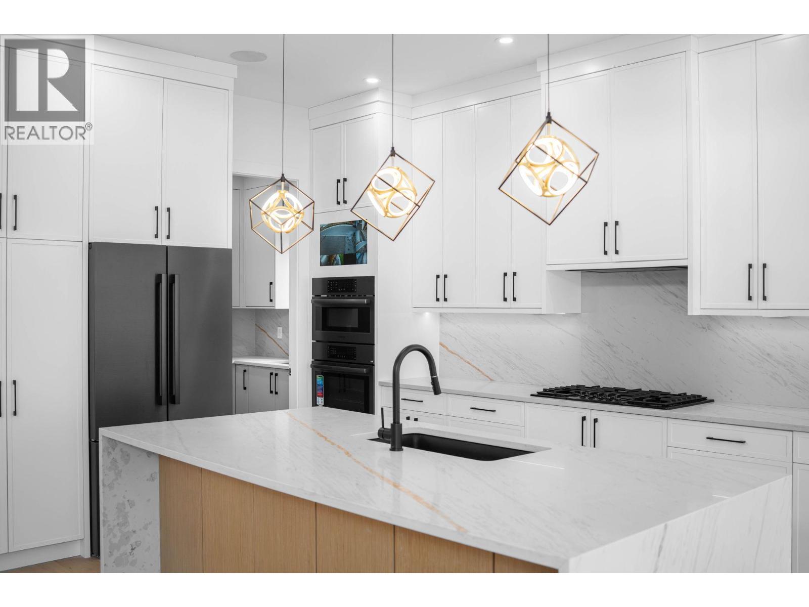 2095 Cortina Drive, Kelowna, BC - Indoor Photo Showing Kitchen With Upgraded Kitchen