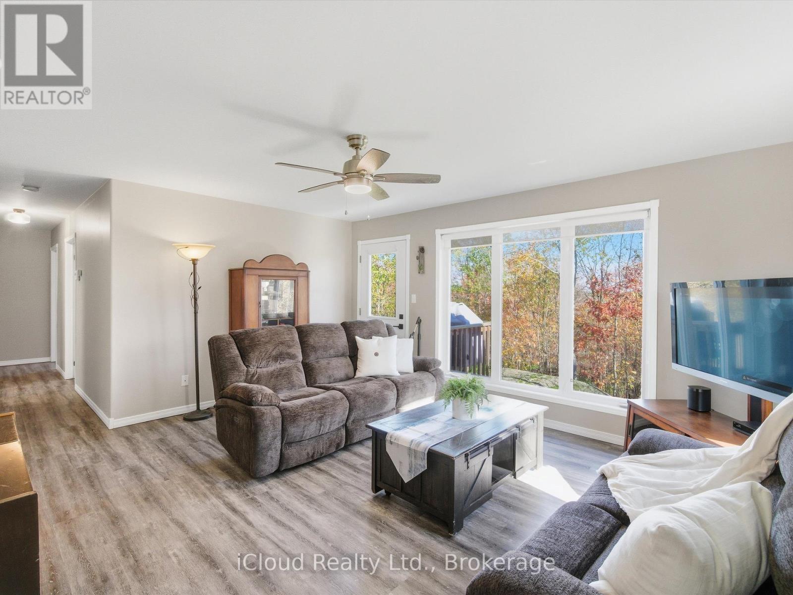 6 Springhill Road, Mckellar, ON - Indoor Photo Showing Living Room