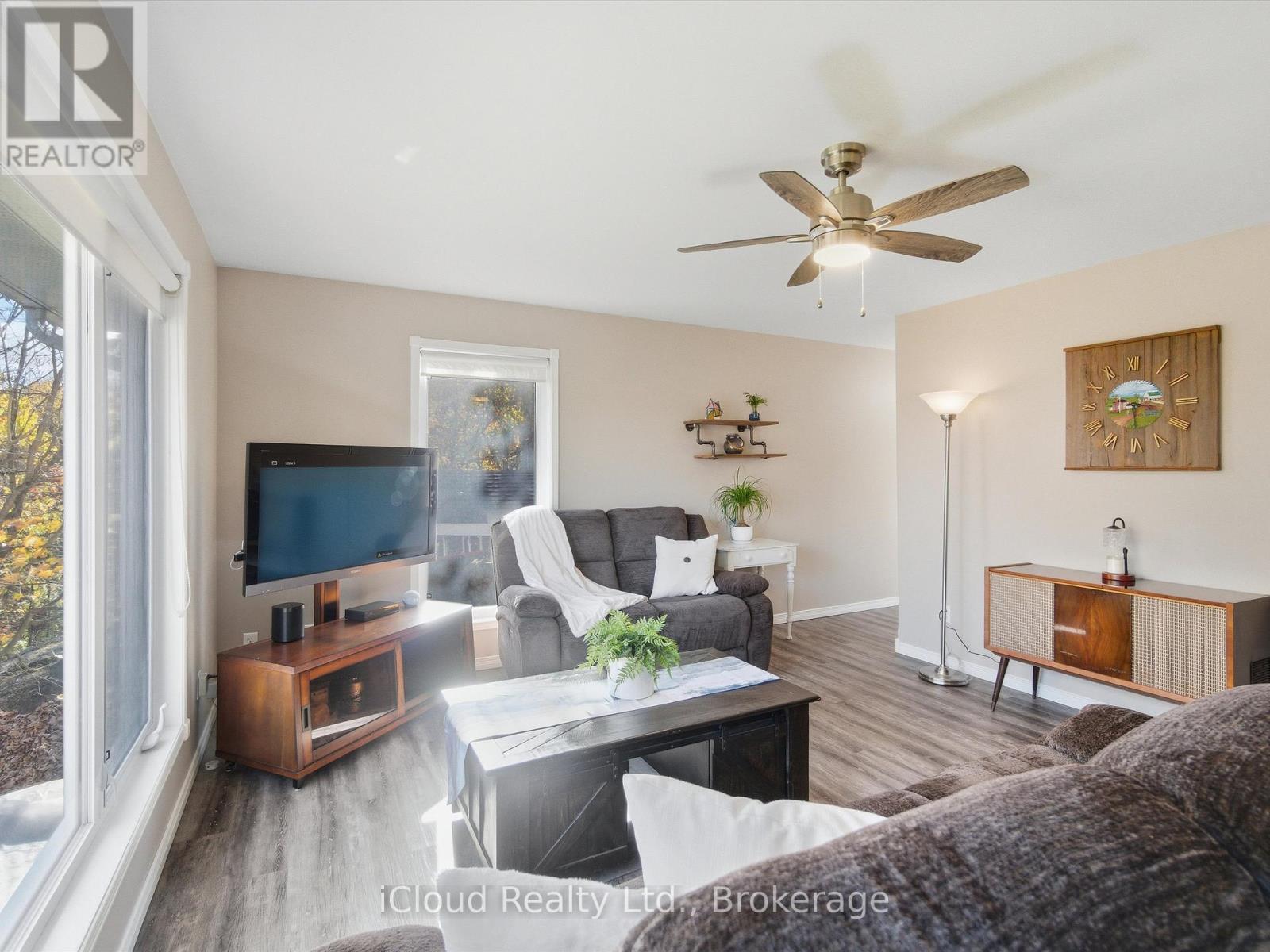 6 Springhill Road, Mckellar, ON - Indoor Photo Showing Living Room