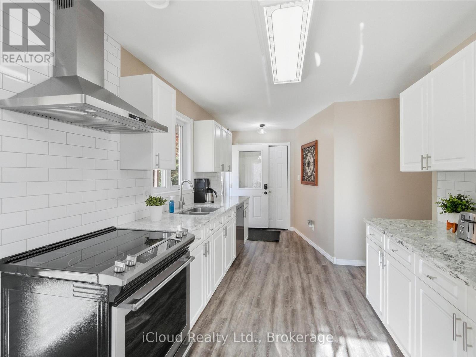 6 Springhill Road, Mckellar, ON - Indoor Photo Showing Kitchen With Double Sink With Upgraded Kitchen